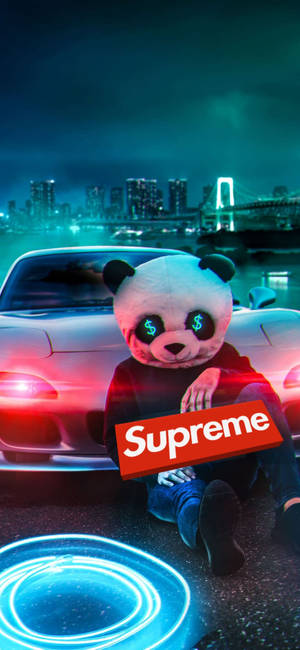 發光美元眼睛的熊貓吉祥物在夜晚霓虹燈城市中坐在跑車旁。