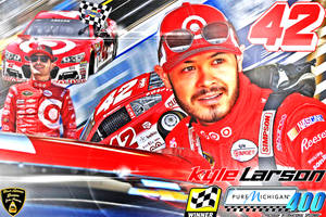 Kyle Larson 身穿紅色賽車服和賽車，手持方格旗慶祝 NASCAR 賽事勝利。