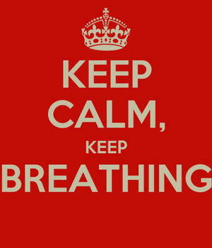 紅色海報，皇冠下方有奶油色文字 keep calm keep breathing。