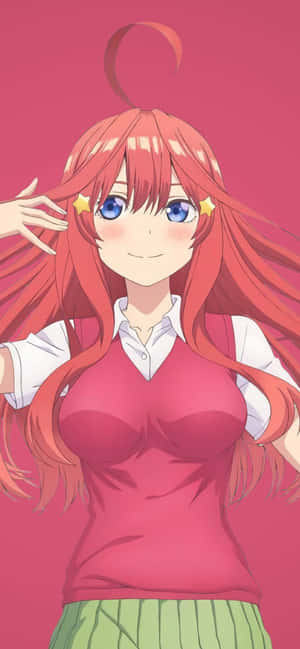紅髮藍眼的動漫女孩穿著粉紅和綠色的衣服微笑。 — Pixel 7 壁紙