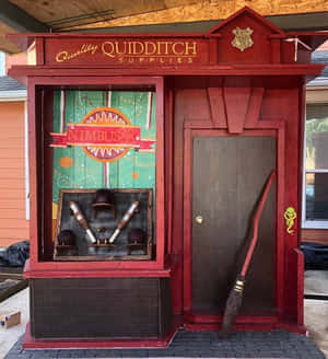 紅色 Quidditch Supplies 舖頭，窗戶展示掃帚同裝備。 — Cavetown 壁紙