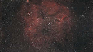 深空中的紅色星雲和星星。
