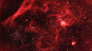 深空中充滿星星的紅色星雲。