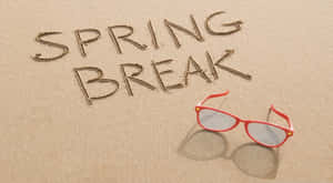 沙上的紅色太陽眼鏡，旁邊寫有「SPRING BREAK」。 — 春天 壁紙