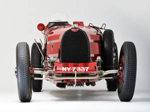 紅色復古Bugatti賽車正面視圖，帶有NY7337車牌。