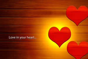 三顆紅色心形在木質背景上發光，帶有文字 Love in your heart — 插畫 壁紙