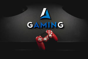 紅色遊戲控制器在聚光燈下，深色表面上帶有「GAMING」標誌。 — 遊戲 壁紙
