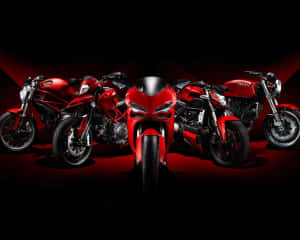 四輛紅色Ducati電單車在攝影棚中，帶有戲劇性的紅色燈光。 — 機車 壁紙