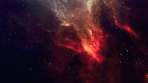 在廣闊的太空黑暗中，一個火紅和橙色的星雲與星星一起發光。