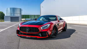 紅黑色梅賽德斯-AMG GT R跑車停放在工業用地。