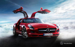 紅色 Mercedes SLS AMG 鷗翼車門打開，位於雲層之上。 — 汽車 壁紙