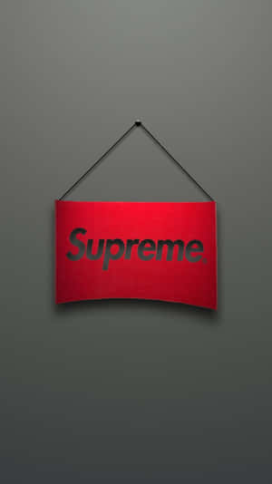 紅色Supreme標誌牌掛在灰色牆壁上。