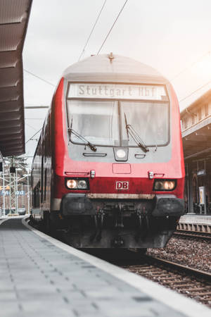 金色日落時分，斯圖加特中央車站的紅色DB火車。