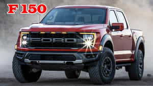 紅色福特F-150 Raptor貨車，在塵土飛揚的地形上配有明亮的頭燈。