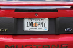 紅色福特Mustang GT車尾，喬治亞州車牌顯示1WLDPNY。 — MacBook Air 13 壁紙