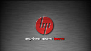 Beats標誌，帶有標語anything beats beats，在拉絲金屬背景上