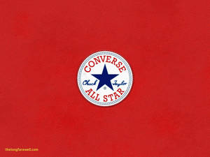 Converse Chuck Taylor All Star 標誌在紅色布料背景上。