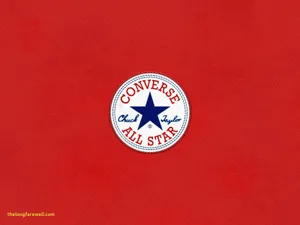 Converse Chuck Taylor All Star 標誌在紅色布料背景上。