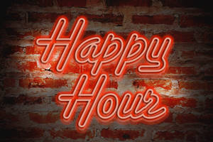 磚牆上寫著 Happy Hour 的紅色霓虹燈牌。
