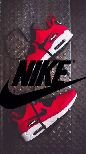 帶有紋理的金屬上的紅色Nike Air Max運動鞋，帶有大膽的黑色Nike標誌。