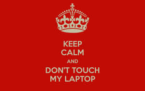 紅色背景上的白色皇冠和文字，寫著 keep calm and don't touch my laptop