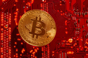 發光紅色電路板上的金色比特幣硬幣