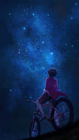 一個騎單車的人仰望滿天星斗的夜空。