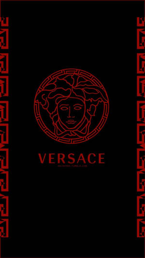 黑色背景上帶有美杜莎頭像和希臘鑰匙邊框的紅色 Versace 標誌。