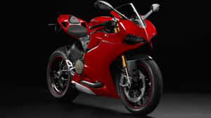 深色工作室背景前，紅色Ducati運動電單車配金色前叉