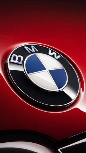 亮面紅色BMW汽車標誌，帶有藍白相間的區域
