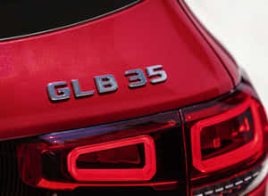 紅色汽車 GLB 35 徽章及尾燈特寫。