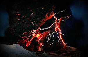 夜晚在雪地上火山爆發，伴隨閃電和熔岩