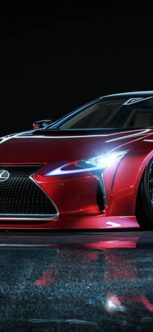 紅色Lexus跑車在潮濕路面上車頭燈閃爍（夜間）。