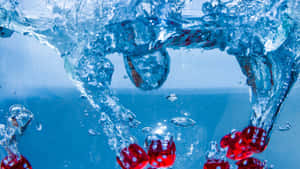 紅色骰子落入藍色水中，濺起水花和氣泡。 — 水 GIF 壁紙