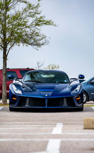 藍色法拉利LaFerrari停泊在停車場，附近有棵樹。