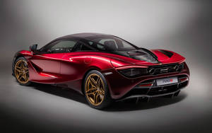 紅色McLaren 720S跑車配金色輪圈，在攝影棚照明下。 — 4K 法拉利 壁紙