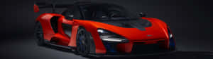 紅色McLaren Senna超級跑車，帶有黑色飾件和藍色制動卡鉗，在工作室燈光下。