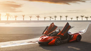 日落時分賽車場上打開車門的紅色McLaren跑車與棕櫚樹。