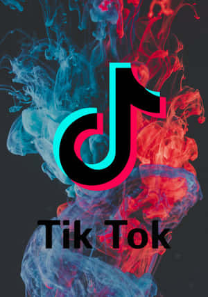 TikTok 標誌被深色背景上的紅色和藍色墨水漩渦包圍