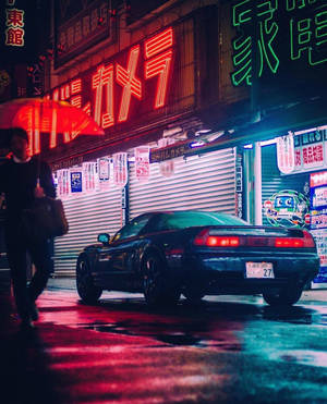 黑色跑車停在夜晚潮濕霓虹燈照亮的東京街道上，有人手持紅色雨傘。