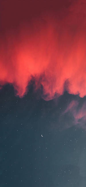 火紅色的雲彩籠罩著帶有新月的星空夜空。