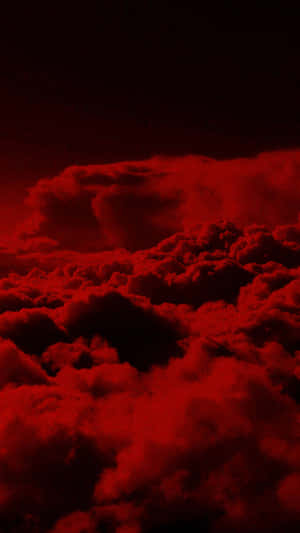 紅雲在黑暗的夜空中發光