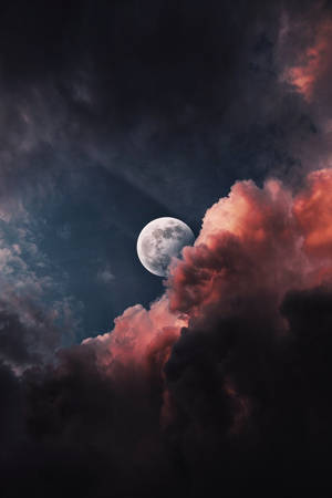 滿月穿過粉紅和靛藍色的雲層在夜間升起。 — 唯美雲朵動態 壁紙