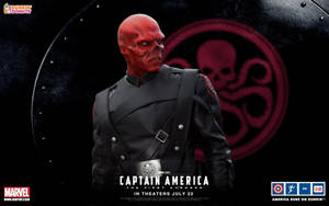 來自《美國隊長》電影的紅骷髏，身穿黑色制服，身後有骷髏標誌。 — 驚奇隊長 壁紙