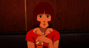 穿紅襯衫的年輕女性在昏暗酒吧中手持飲品，表情驚訝