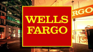 夜間城市街道上發光紅色的 Wells Fargo 銀行標誌。