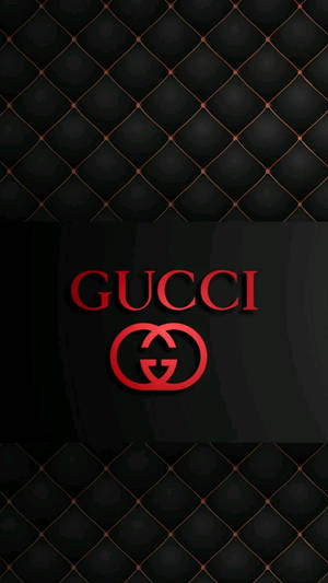 Gucci 標誌在黑色絎縫皮革背景上，帶有金色縫線。