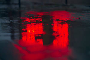夜間濕路面上反射的紅色車燈 — 雨 壁紙