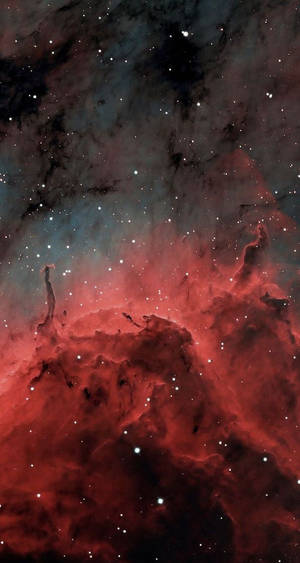 深空中帶有星星和暗塵雲的紅色宇宙星雲。