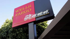 Wells Fargo 銀行標誌，帶有馬車標誌，戶外